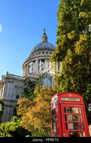 La Cathédrale St Paul, avec l'extérieur rouge emblématique London téléphone fort, Londres, UK Banque D'Images