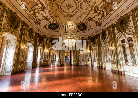 Amadora, Portugal - décembre 9, 2017 : La salle de bal, décorées de riches Palais Royal de Queluz. Anciennement utilisé comme résidence d'été par les Portugais roya Banque D'Images