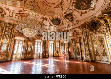 Amadora, Portugal - décembre 9, 2017 : La salle de bal, décorées de riches Palais Royal de Queluz. Anciennement utilisé comme résidence d'été par les Portugais roya Banque D'Images