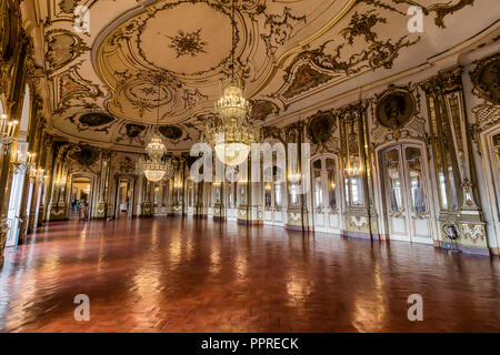 Amadora, Portugal - décembre 9, 2017 : La salle de bal, décorées de riches Palais Royal de Queluz. Anciennement utilisé comme résidence d'été par les Portugais roya Banque D'Images