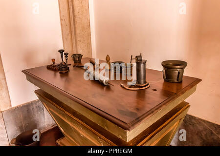 Mafra, Portugal - 10 décembre 2017 : outils de construction antiques et builder stamps à l'intérieur du Palais National de Mafra, le couvent et la Basilique. Rel franciscaine Banque D'Images