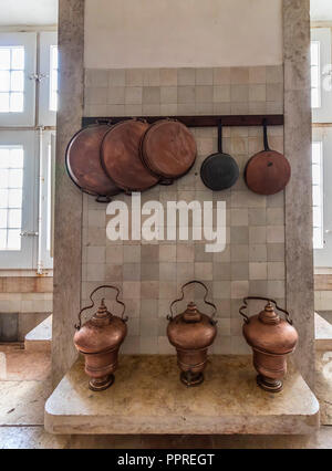 Mafra, Portugal - 10 décembre 2017 : l'intérieur de cuisine anciens Palais National de Mafra, le couvent et la Basilique. Ordre religieux franciscain. Baroque. Banque D'Images