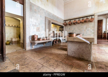 Mafra, Portugal - 10 décembre 2017 : l'intérieur de cuisine anciens Palais National de Mafra, le couvent et la Basilique. Ordre religieux franciscain. Baroque. Banque D'Images