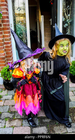 Les petites filles enfants habillés en costume Halloween sorcières, vêtu de noir chapeau de sorcière, de robes, de costume Banque D'Images