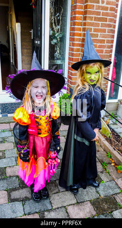 Les petites filles enfants habillés en costume Halloween sorcières, vêtu de noir chapeau de sorcière, des robes, pour les enfants, Halloween Costume Sorcière costume Banque D'Images