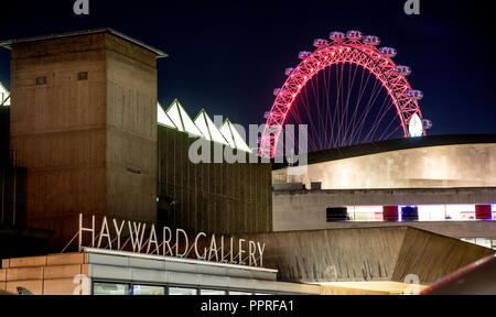 La Hayward Gallery la nuit de Waterloo Bridge, UK Banque D'Images