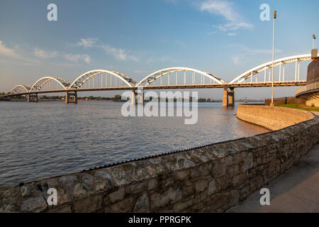 Davenport, Iowa - L'île aux pierres centenaire pont connecte Davenport, Iowa (premier plan) avec le Rock Island, Illinois à travers le fleuve du Mississippi. Banque D'Images