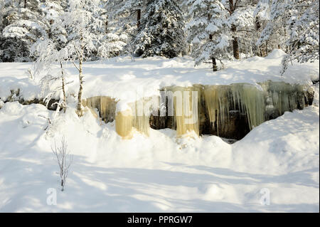 Les glaçons suspendus à un rocher. Paysage de neige dans le parc national de Koli, Finlande Banque D'Images