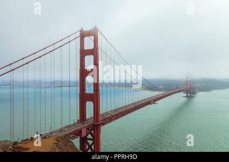 Le Golden Gate Bridge sous un ciel couvert matin, San Francisco, California, United States Banque D'Images