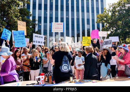 27 septembre 2018 Palo Alto / CA / USA - manifestation en soutien de Christine Blasey Ford en face de l'Hôtel de ville de Palo Alto ; le maire, Liz Kniss, présent Banque D'Images