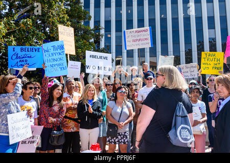 27 septembre 2018 Palo Alto / CA / USA - manifestation en soutien de Christine Blasey Ford en face de l'Hôtel de ville de Palo Alto ; le maire, Liz Kniss, présent Banque D'Images