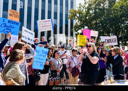 27 septembre 2018 Palo Alto / CA / USA - manifestation en soutien de Christine Blasey Ford en face de l'Hôtel de ville de Palo Alto ; le maire, Liz Kniss, présent Banque D'Images