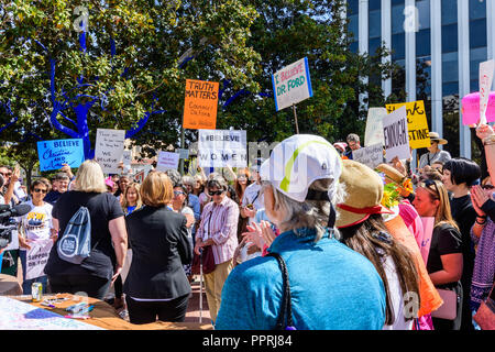 27 septembre 2018 Palo Alto / CA / USA - manifestation en soutien de Christine Blasey Ford en face de l'Hôtel de ville de Palo Alto ; le maire, Liz Kniss, présent Banque D'Images