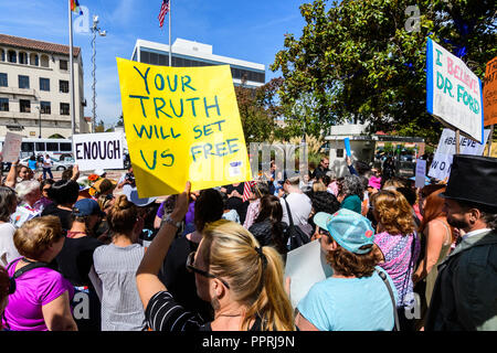 27 septembre 2018 Palo Alto / CA / USA - manifestation en soutien de Christine Blasey Ford en face de l'Hôtel de ville de Palo Alto, "Votre vérité nous rendra libres" Banque D'Images