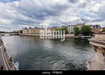 Cite Island avec conciergerie à partir de pont Banque D'Images