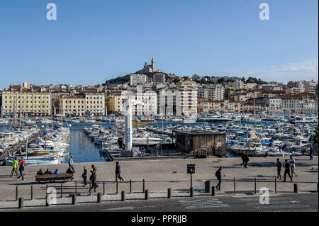 Marseille (sud-est de la France) : propriétés dans le centre-ville, sur le Vieux Port et l'aperçu de la Basilique Notre Dame de la garde ('Cathedrale pas Banque D'Images