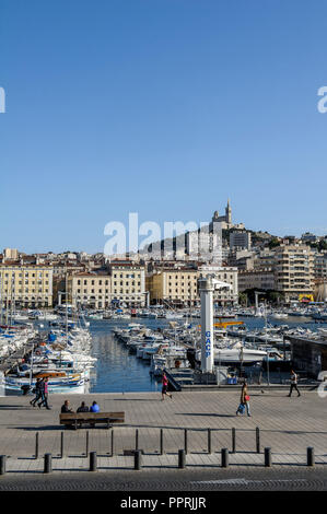 Marseille (sud-est de la France) : propriétés dans le centre-ville, sur le Vieux Port et l'aperçu de la Basilique Notre Dame de la garde ('Cathedrale pas Banque D'Images