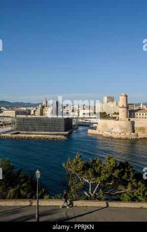 Marseille (sud-est de la France) : aperçu de la ville avec la tour Saint Jean ('tour Saint Jean') et du MUCEM (Musée des civilisations de l'Europ Banque D'Images