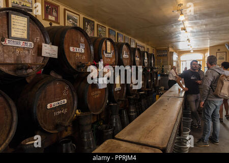 Malaga, Costa del Sol, la province de Malaga, Andalousie, Espagne du sud. Les clients de prendre un verre dans l'Antigua Casa de Guardia (la vieille garde), d'un ba Banque D'Images