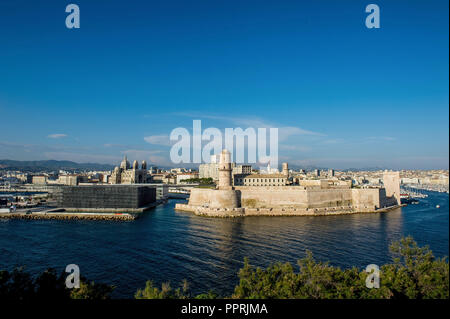 Marseille (sud-est de la France) : aperçu de la ville avec la tour Saint Jean ('tour Saint Jean'), le MUCEM (Musée des civilisations de l'Europe Banque D'Images