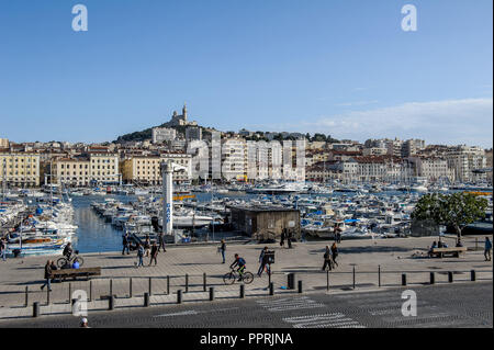 Marseille (sud-est de la France) : propriétés dans le centre-ville, sur le Vieux Port et l'aperçu de la Basilique Notre Dame de la garde ('Cathedrale pas Banque D'Images