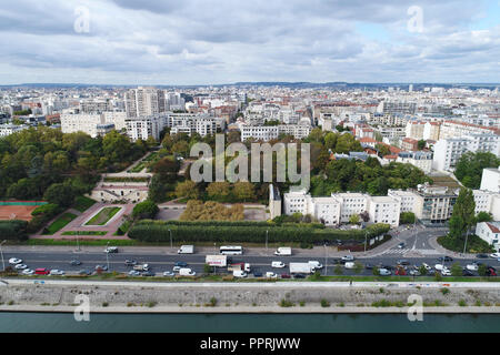 Courbevoie (nord de la France, région parisienne) : le parc Becon-les' Park, les bâtiments environnants et les rives de la Seine vue de l 'ile de la Banque D'Images