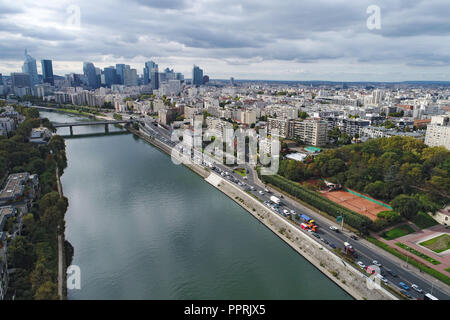 Courbevoie (nord de la France, région parisienne) : aperçu de la ville, les rives de la Seine et le quartier des affaires "Paris La Défense" de la 'il Banque D'Images