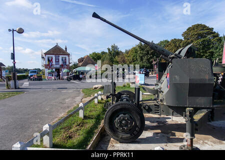 Après la prise de Pegasus Bridge sur D-Day 1944, un Bofors Anti-aircraft gun a été placé à cet endroit pour se défendre contre les attaques aériennes ennemies Banque D'Images