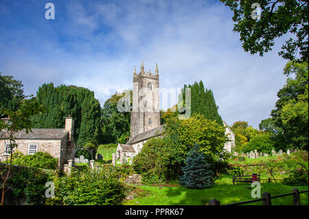 L'église pittoresque de St Nonna, ou la Cathédrale sur la lande à Altarnun, près de Bodmin Cornwall. Beau bâtiment Norman, dans un cimetière, d'herbe verte Banque D'Images