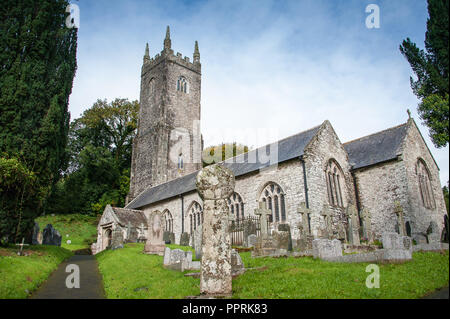 L'église pittoresque de St Nonna, ou la Cathédrale sur la lande à Altarnun, près de Bodmin Cornwall. Beau bâtiment Norman, dans un cimetière, d'herbe verte Banque D'Images