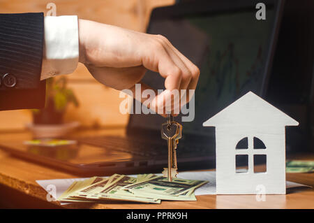 La main détient les clés de la chambre. concept de l'immobilier. la vente ou la location de logement, appartement location agent immobilier. Banque D'Images