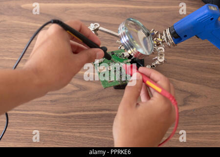 Vue de la réparation d'un circuit électronique Banque D'Images