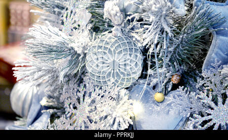 Couverte de neige décoratif décoration arbre de Noël avec des jouets de l'arbre de Noël coeurs gris tissu de verre, tous les arbres de Noël, des flocons, des décorations. Hiver Noël Nouvel an arrière-plan. Banque D'Images