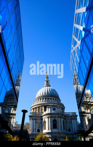 La Cathédrale de St Paul, vu d'un nouveau changement, Londres, Angleterre, Royaume-Uni. Banque D'Images