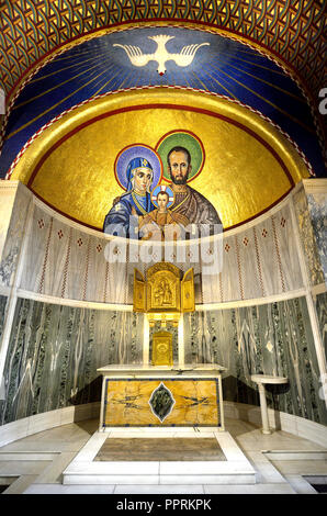 Chapelle de Saint Joseph dans la Cathédrale de Westminster (Catholique : 1903) London, Angleterre, Royaume-Uni. Mosaïques de Christopher Hobbs - 2003-6. Sainte Trinité Banque D'Images