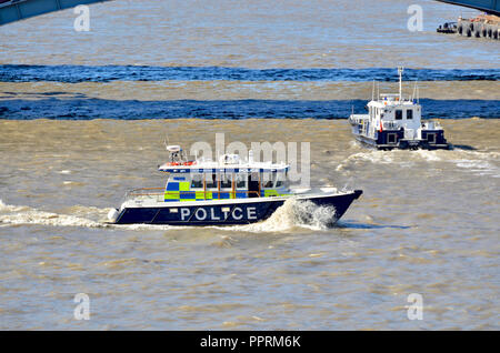 Targa 37 Police lancer sur la Tamise, Londres, Angleterre, Royaume-Uni. Banque D'Images