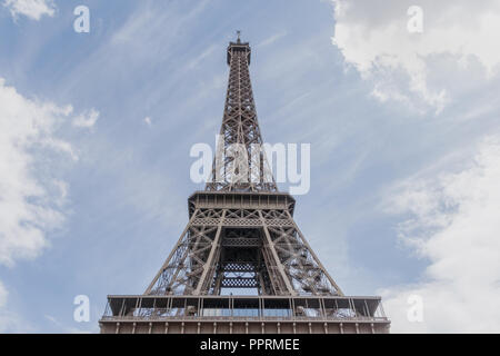 Close up of Eiffel tower against cloudy sky Banque D'Images