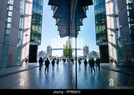 Tower bridge et les employés de bureau reflète dans les fenêtres de verre. More London Riverside. Londres, Angleterre