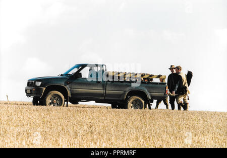 Un vieux pick-up Toyota Hilux chargé de jeu après un tir matinal Pheasant dans le Wiltshire 2001. Angleterre. Banque D'Images