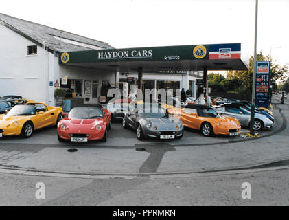 Une rangée de voitures de sport Lotus Elise à la vente à un garage Lotus à Salisbury, Wiltshire UK circa 1998. Banque D'Images