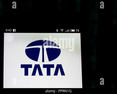 Tata Motors vu le logo affiché sur le téléphone intelligent. Tata Motors Limited est une société de fabrication automobile multinational. Ses produits comprennent les voitures, camions, cars, autocars, autobus, voitures de sport, de matériel de construction et des véhicules militaires. Banque D'Images