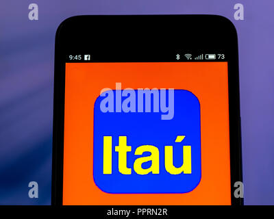 Logo Itau Unibanco vu affichée sur téléphone intelligent. Itau Unibanco est une société cotée dont le siège de la banque à São Paulo, Brésil. Banque D'Images