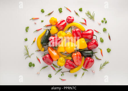 Mise en page créative faite de légumes piment Habanero mexicains, bébé mix, mise à plat, de fond minimal Banque D'Images