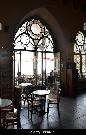 Italie, la belle vieille ville de Bergame. Un beau bar du début du siècle, situé près du funiculaire avec des installations et des accessoires élégants. Banque D'Images