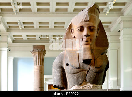 La statue de Ramsès II British Museum, Bloomsbury, London, England, UK. Banque D'Images