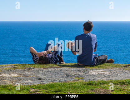 Couple et l'enfant bénéficiant d'été sur des vacances à la mer sur la falaise Banque D'Images