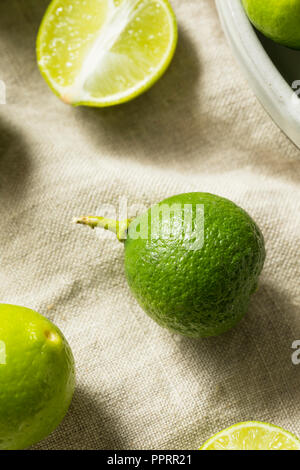 Matières organiques verts Limes clés dans un bol Banque D'Images