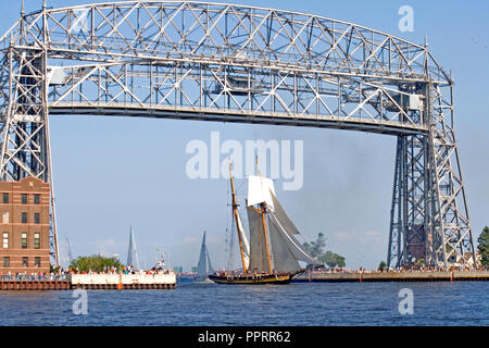 Pride of Baltimore II Grand navire rempli de touristes naviguant sous le pont aérien dans le lac Supérieur de son port de Duluth. Duluth Minnesota MN USA Banque D'Images