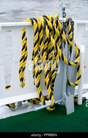 Usage intensif de décoration jaune et noir corde utilitaire utilisé pour amarrer les bateaux à aube d'excursion sur la rivière Sainte-Croix. Taylors Falls Minnesota MN USA Banque D'Images