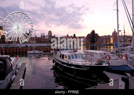 Bateaux amarrés au port de la ville de Gdansk dans le Nord de la Pologne Banque D'Images